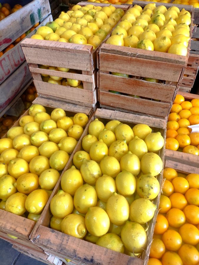 Limones en cajones de madera